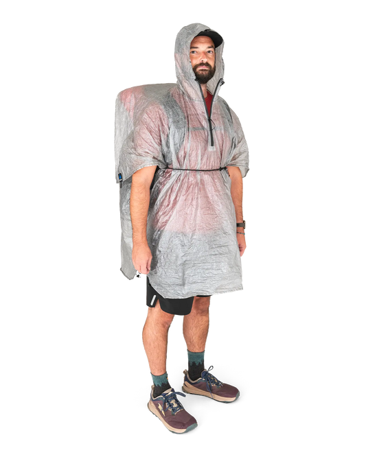 Zpacks Convertible Groundsheet Poncho コンバーチブルグランドシートポンチョ - ザックの上から着用した正面の全体（公式画像） - 山道具とULギアのお店 Ascend Lite