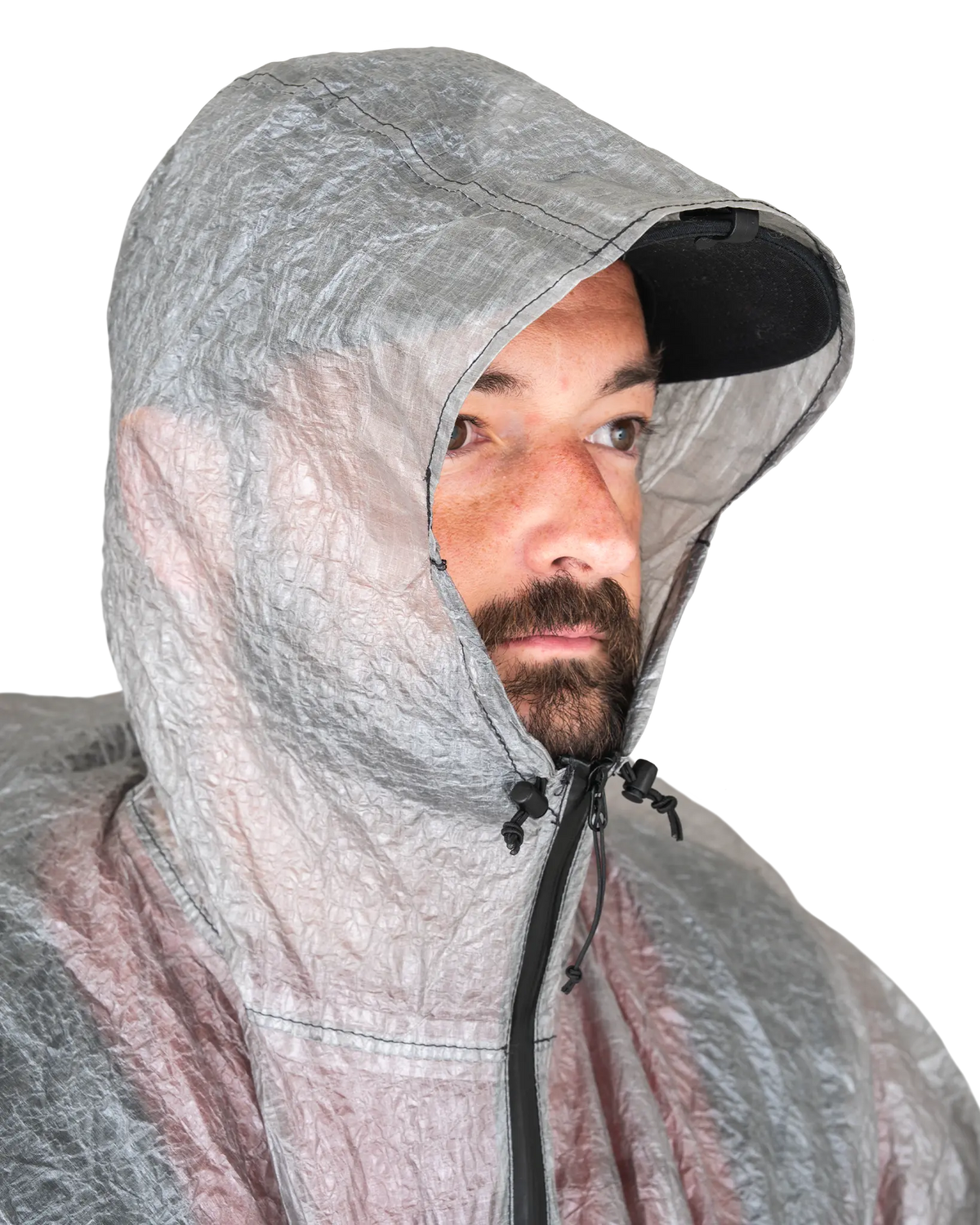 Zpacks Convertible Groundsheet Poncho コンバーチブルグランドシートポンチョ - フードをかぶった正面。つばとアジャスター（公式画像） - 山道具とULギアのお店 Ascend Lite