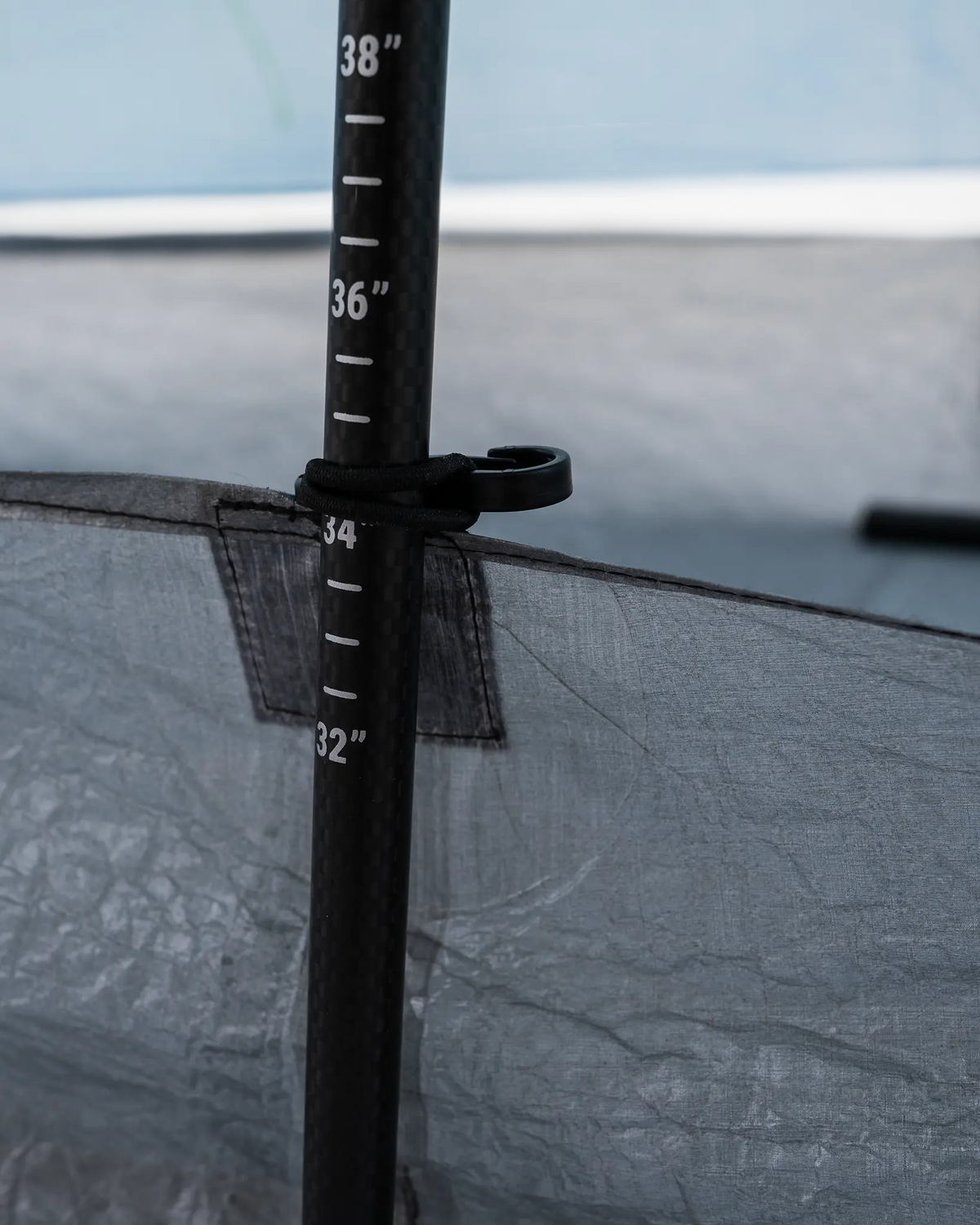 Zpacks Convertible Groundsheet Poncho コンバーチブルグランドシートポンチョ - バスタブ形の立ち上がりの高さを測る様子（公式画像） - 山道具とULギアのお店 Ascend Lite