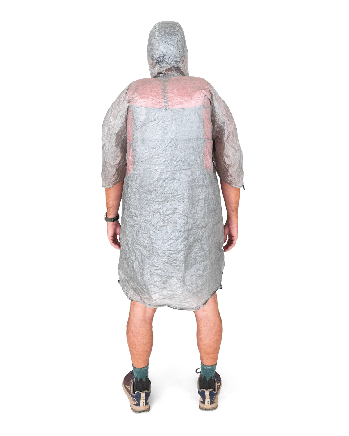 Zpacks Convertible Groundsheet Poncho コンバーチブルグランドシートポンチョ - ザックの上から着用した背面（公式画像） - 山道具とULギアのお店 Ascend Lite