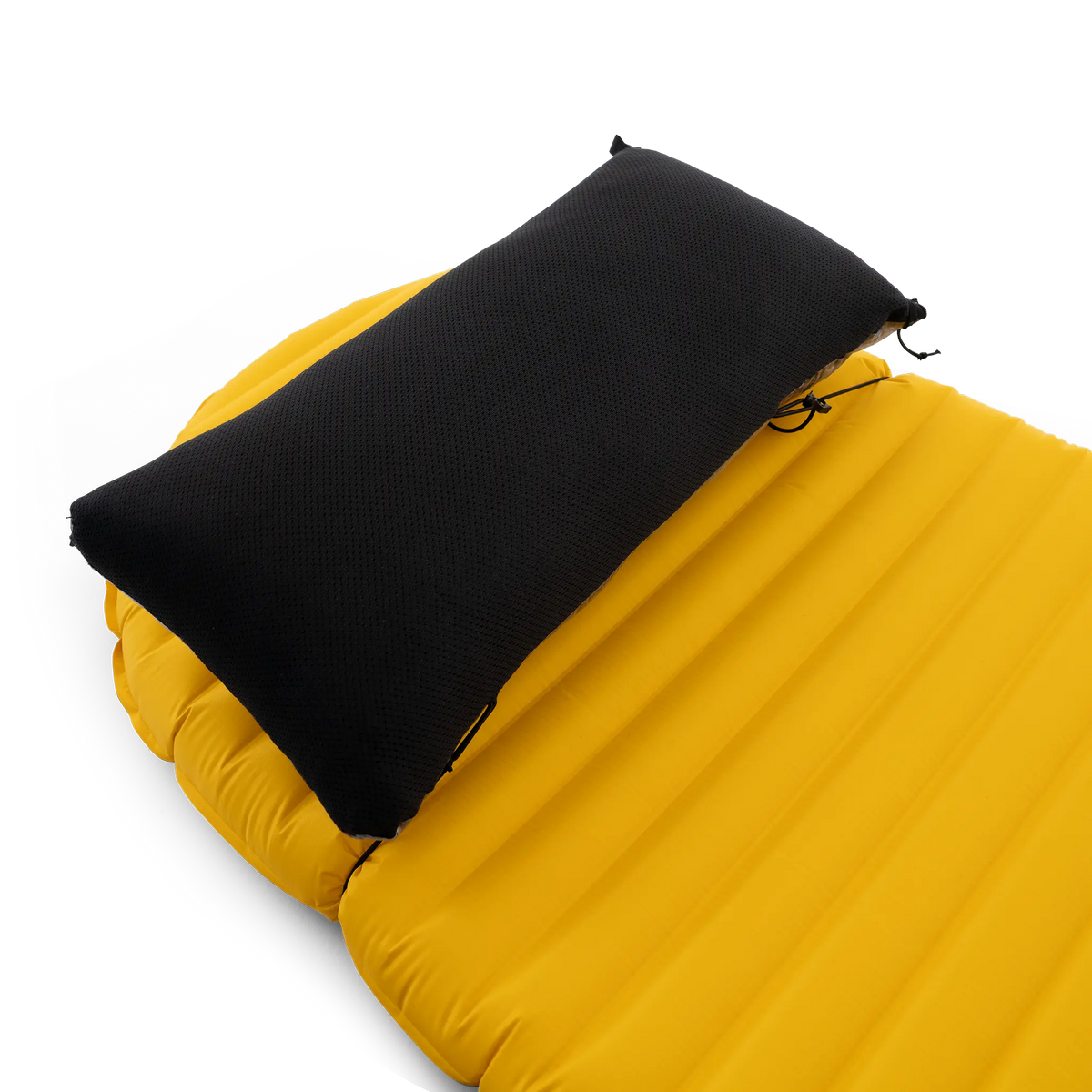 Zpacks Medium Pillow Dry Bag ミディアムピロードライバッグ - スリーピングパッドの上に枕として置いた状態（公式画像） - 山道具とULギアのお店 Ascend Lite