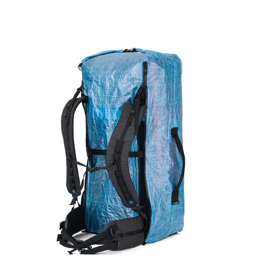 Zpacks Deluxe Airplane Case / Pack Cover デラックスエアプレーンケース Regular - パックを入れてストラップを出した状態の斜め後ろ（公式画像） - 山道具とULギアのお店 Ascend Lite