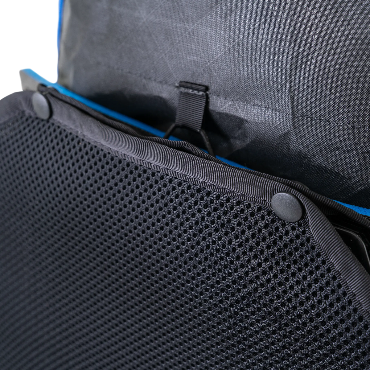 Zpacks x Vaucluse Ventilation Frame + Sleeve ベンチレーションフレーム＋スリーブ - 四隅のコードをザックに取り付けた部分の拡大（公式画像） - 山道具とULギアのお店 Ascend Lite
