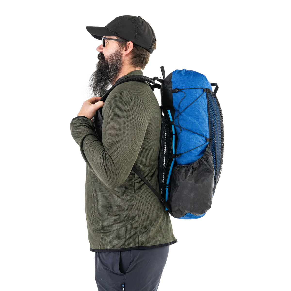 Zpacks x Vaucluse Ventilation Frame + Sleeve ベンチレーションフレーム＋スリーブ - 取り付けたザックを背負った後ろからの着用例（公式画像） - 山道具とULギアのお店 Ascend Lite