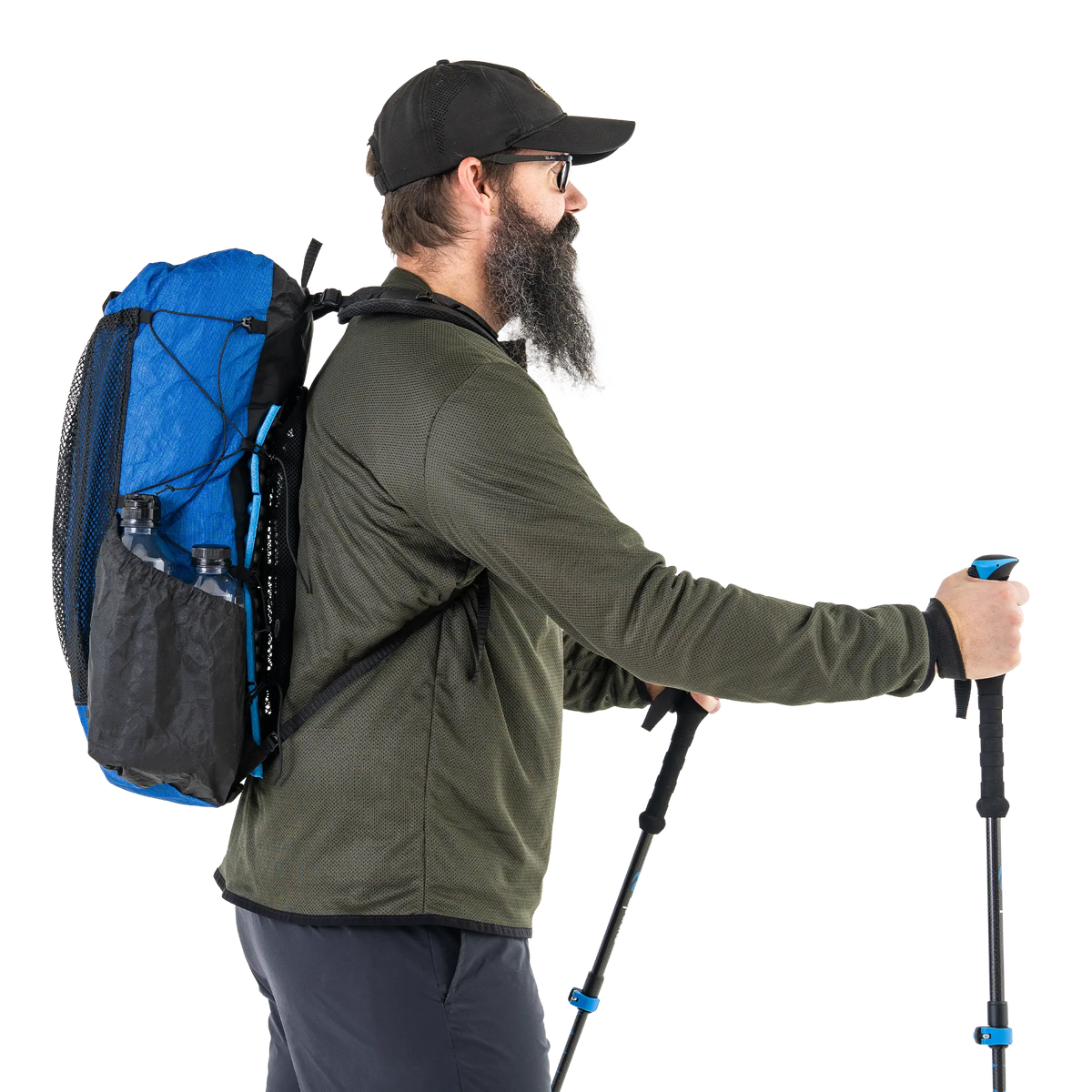 Zpacks x Vaucluse Ventilation Frame + Sleeve ベンチレーションフレーム＋スリーブ - 取り付けたザックを背負ってトレッキングポールを持った横からの着用例（公式画像） - 山道具とULギアのお店 Ascend Lite