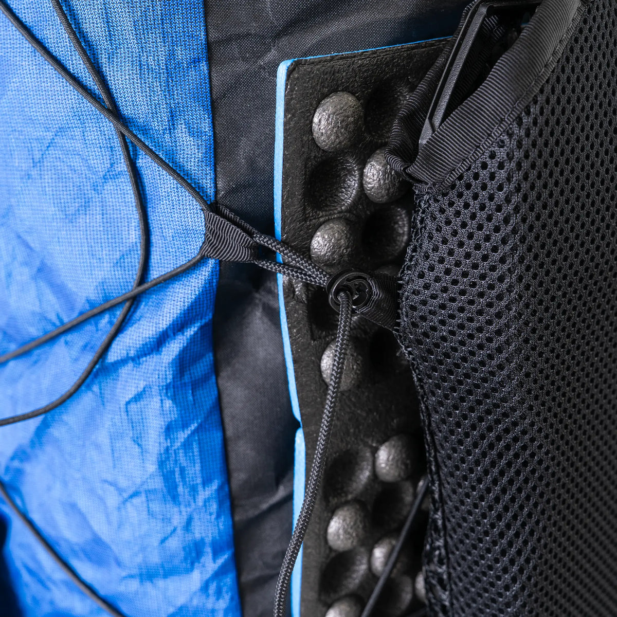Zpacks x Vaucluse Ventilation Frame + Sleeve ベンチレーションフレーム＋スリーブ - コードとメッシュスリーブの拡大（公式画像） - 山道具とULギアのお店 Ascend Lite
