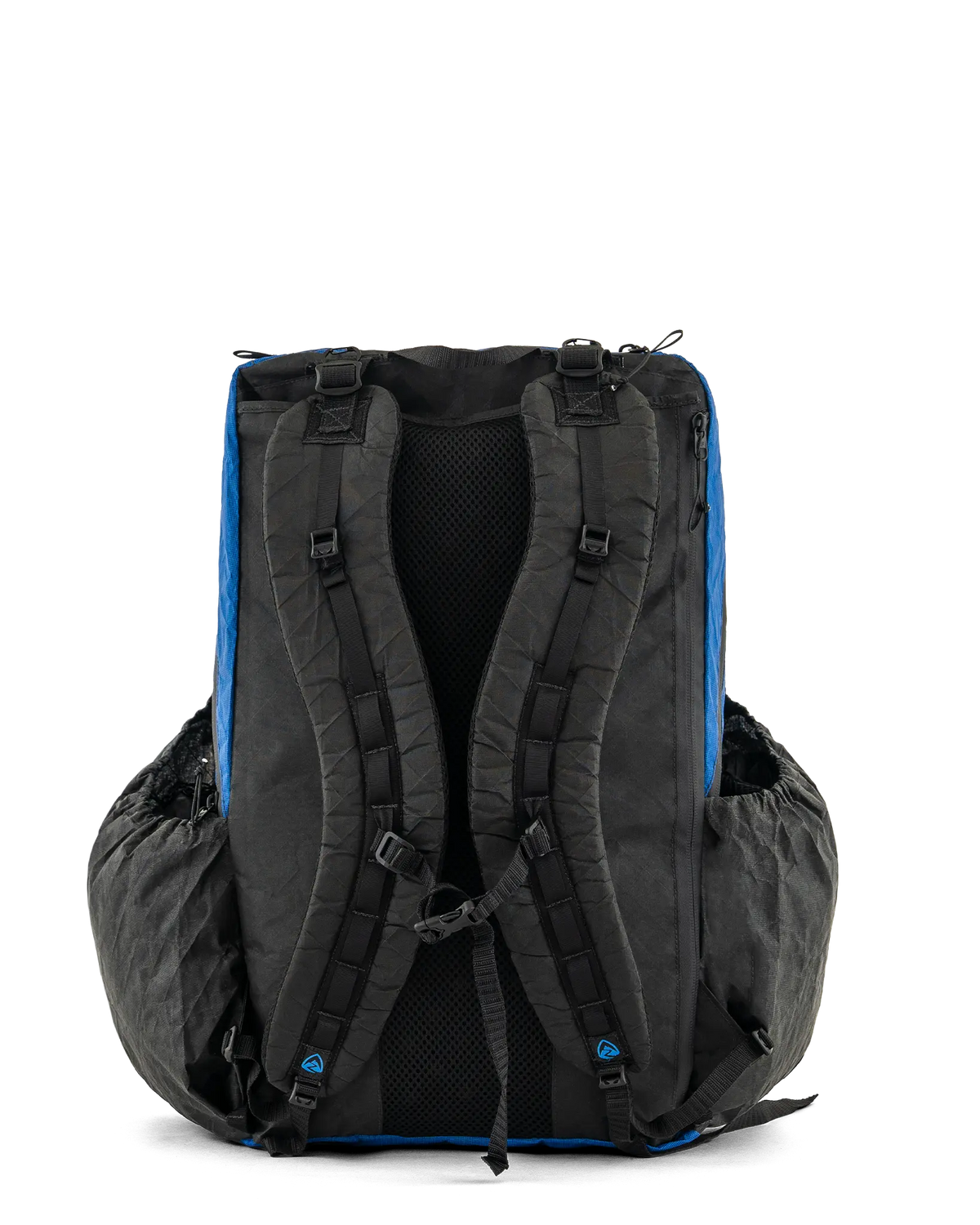 Zpacks Bagger Ultra 25L バガー ウルトラ ダスクブルー - 背面のショルダーストラップとシットパッドポケット（公式画像） - 山道具とULギアのお店 Ascend Lite