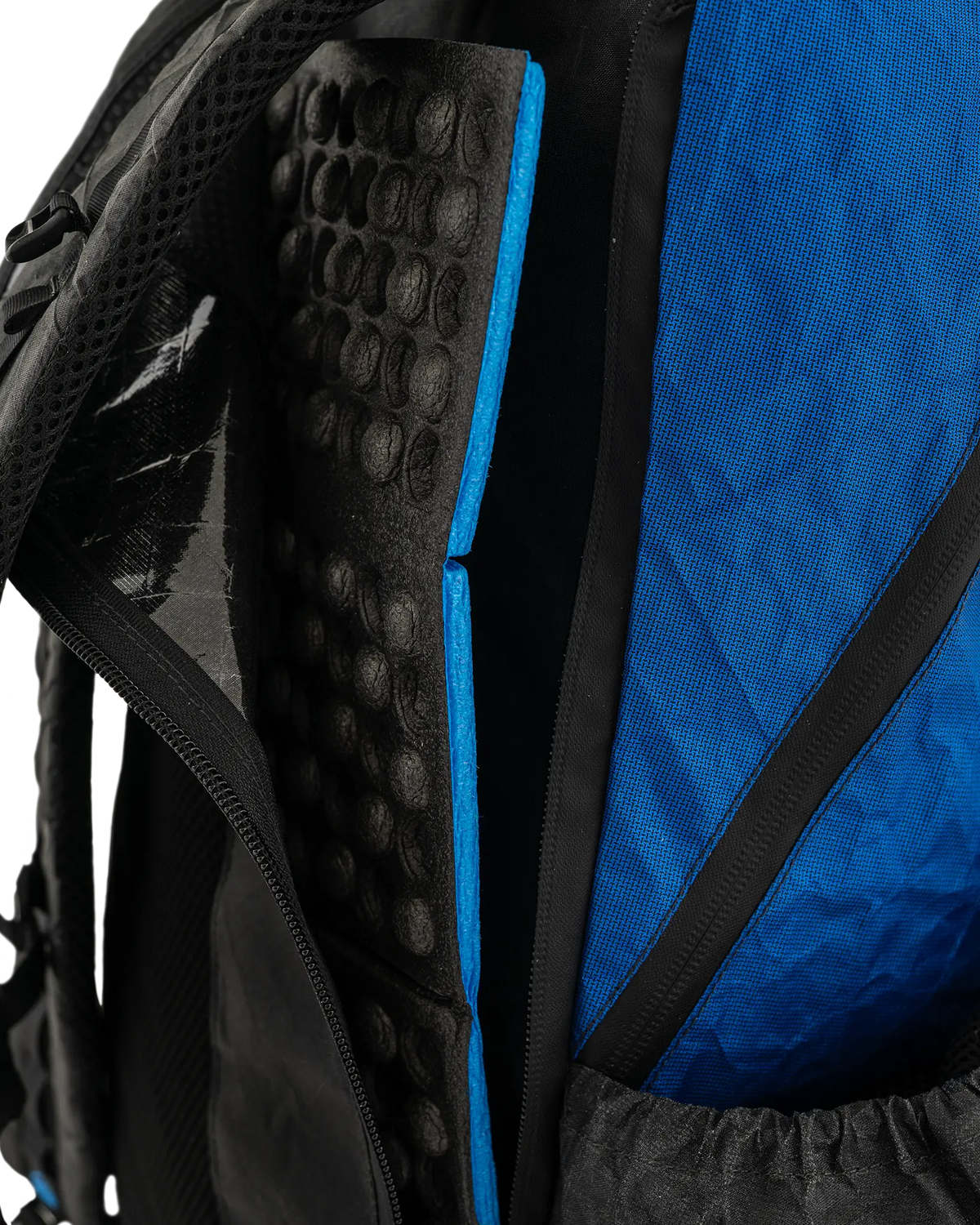 Zpacks Bagger Ultra 25L バガー ウルトラ ダスクブルー - 背面のジッパー付きシットパッドポケットと中のフォームパッド（公式画像） - 山道具とULギアのお店 Ascend Lite