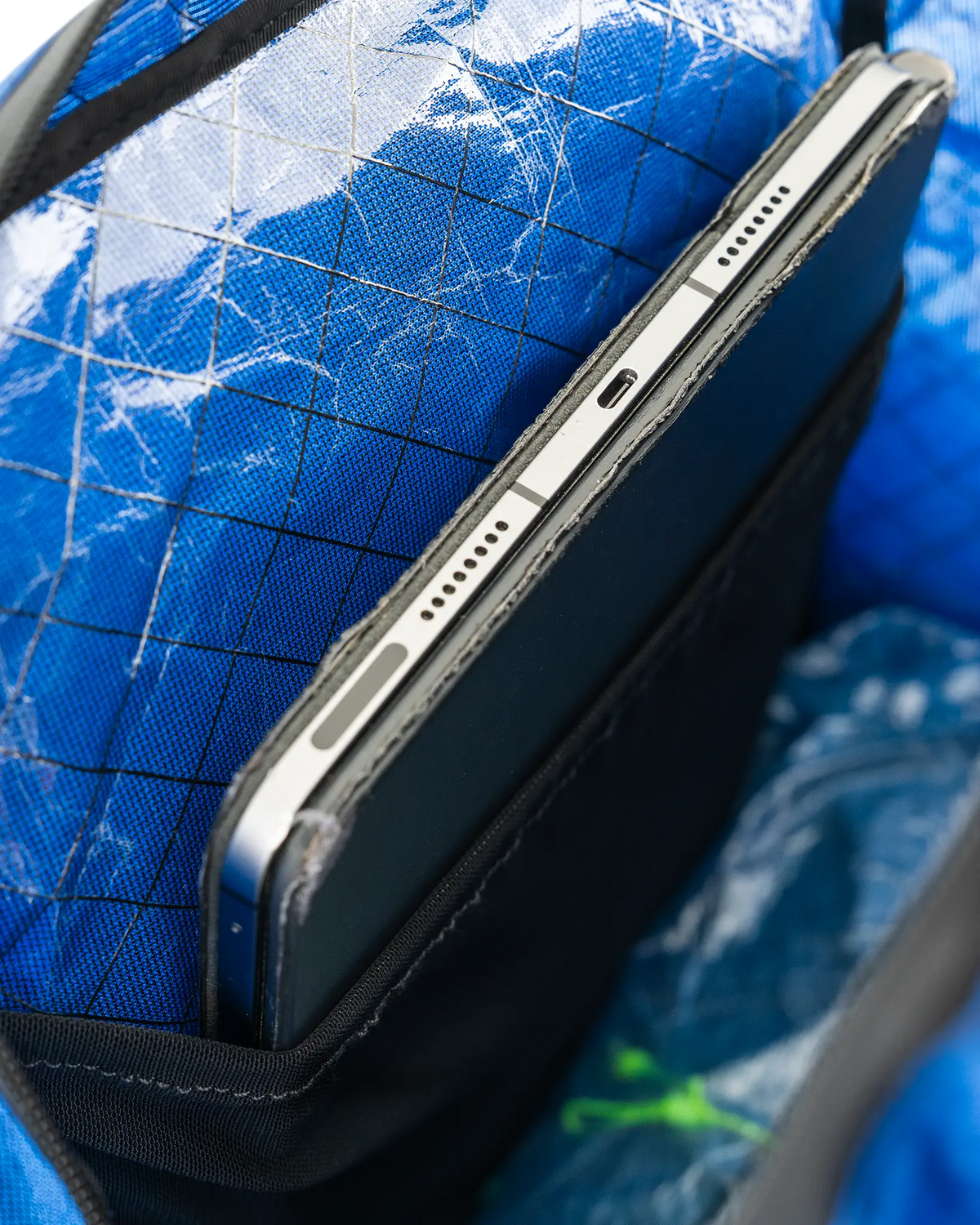 Zpacks Bagger Ultra 25L バガー ウルトラ ダスクブルー - メイン気室のラップトップスリーブにタブレットを入れた状態（公式画像） - 山道具とULギアのお店 Ascend Lite