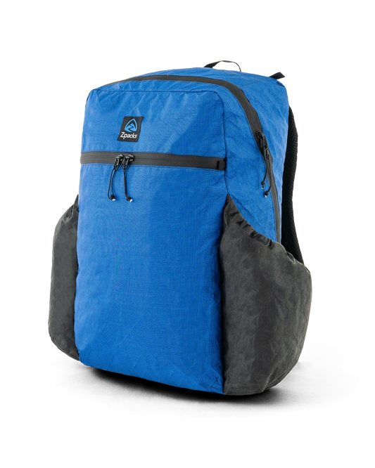 Zpacks Bagger Ultra 25L バガー ウルトラ ダスクブルー - 斜め前から見た全体。青の本体と外側のジッパーポケット、左右のサイドポケット（公式画像） - 山道具とULギアのお店 Ascend Lite