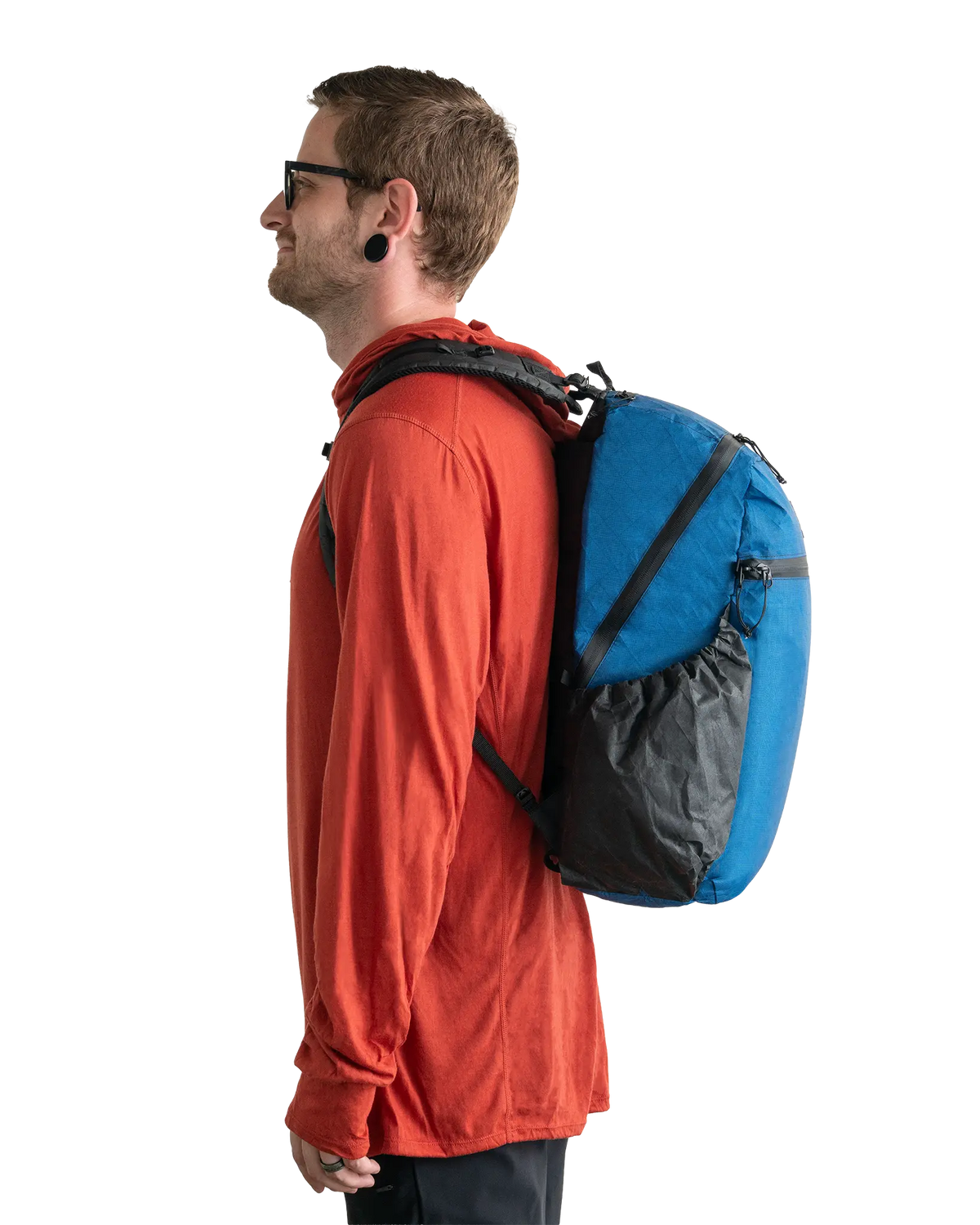 Zpacks Bagger Ultra 25L バガー ウルトラ ダスクブルー - 背負った状態を横から見たシルエット（公式画像） - 山道具とULギアのお店 Ascend Lite