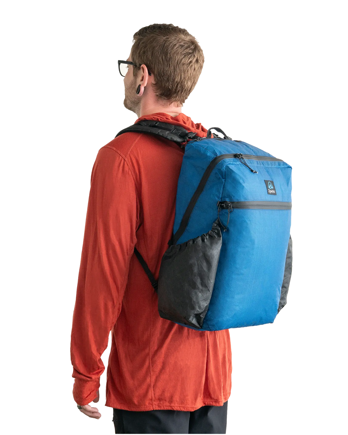 Zpacks Bagger Ultra 25L バガー ウルトラ ダスクブルー - 背負った状態を斜め後ろから（公式画像） - 山道具とULギアのお店 Ascend Lite