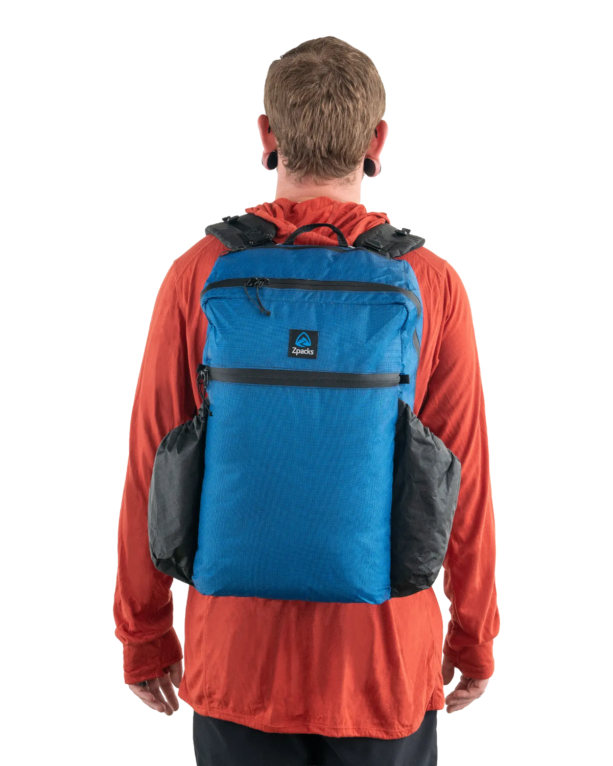 Zpacks Bagger Ultra 25L バガー ウルトラ ダスクブルー - 背負った状態の背面。外側のジッパーポケットとサイドポケット（公式画像） - 山道具とULギアのお店 Ascend Lite