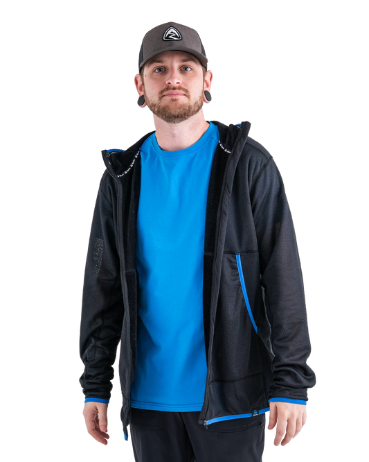 Zpacks Octa Fleece Hoody Full Zip オクタフリースフーディ フルジップ Black w/ Blue Trim - 前を開けた正面の着用。フードの縁・ポケット口・裾・袖口がブルー（公式画像） - 山道具とULギアのお店 Ascend Lite