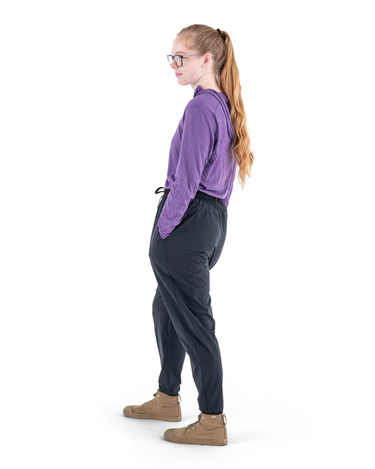 Zpacks Trail Cool Joggers トレイルクール ジョガーパンツ 女性モデルの着用を横から見たシルエット（公式画像） - 山道具とULギアのお店 Ascend Lite