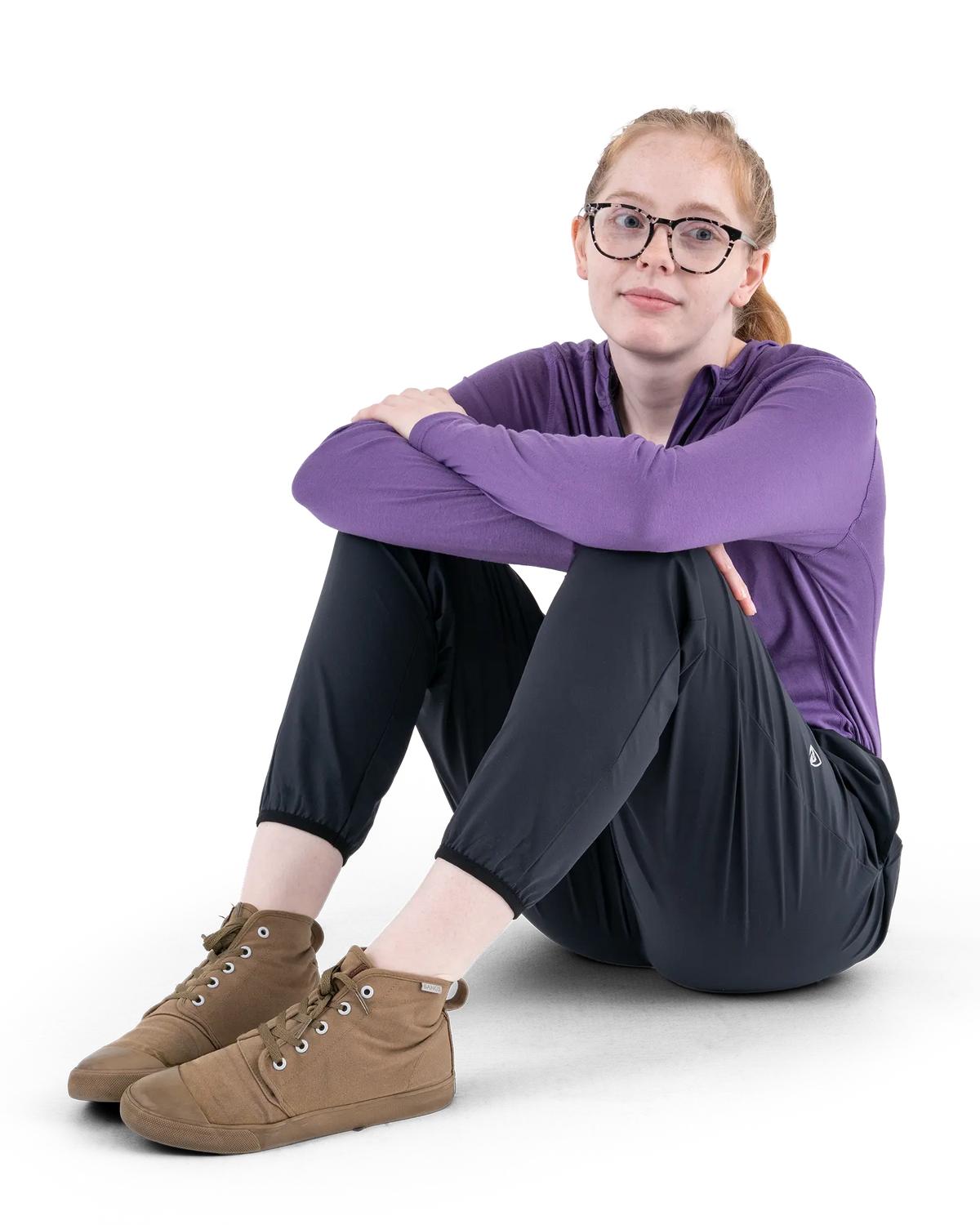 Zpacks Trail Cool Joggers トレイルクール ジョガーパンツ 女性モデルが膝を抱えて座った姿勢（公式画像） - 山道具とULギアのお店 Ascend Lite