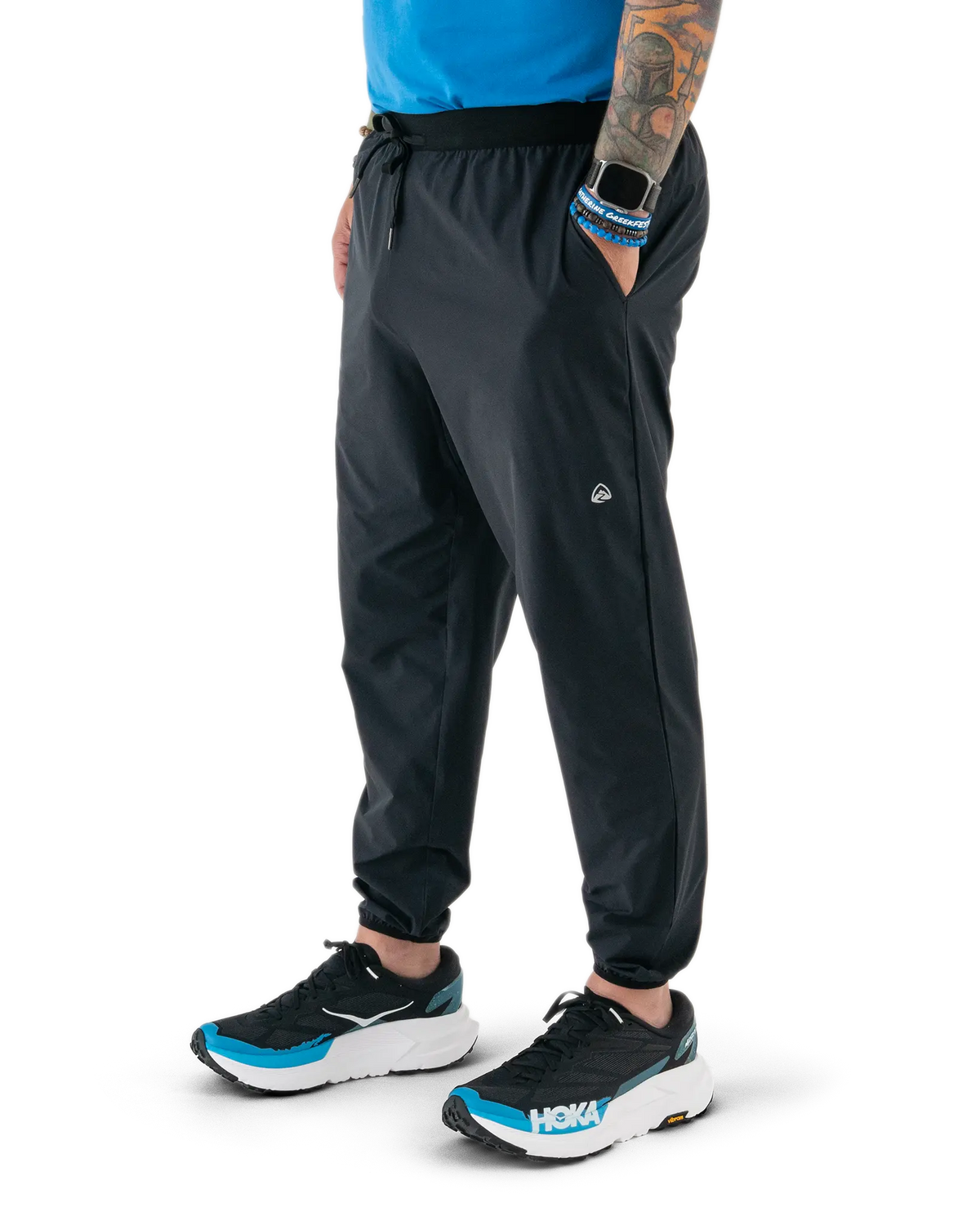Zpacks Trail Cool Joggers トレイルクール ジョガーパンツ 着用した下半身の全体。裾ゴムでくるぶし上に収まるテーパード（公式画像） - 山道具とULギアのお店 Ascend Lite