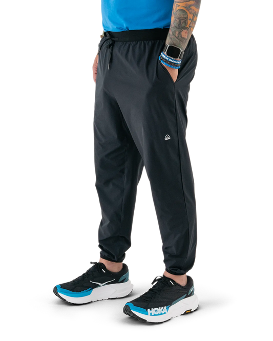 Zpacks Trail Cool Joggers トレイルクール ジョガーパンツ 着用した下半身の全体。裾ゴムでくるぶし上に収まるテーパード（公式画像） - 山道具とULギアのお店 Ascend Lite