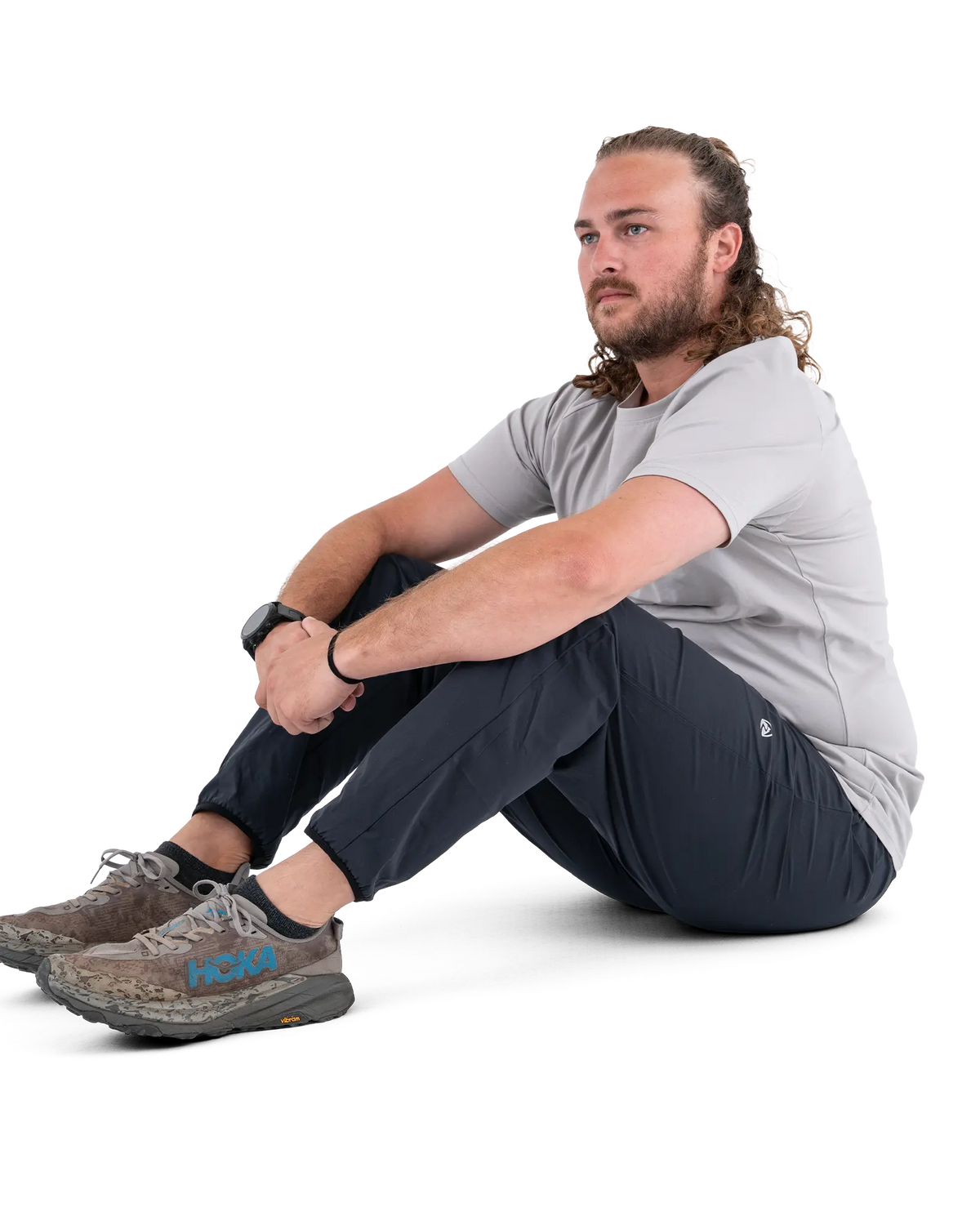 Zpacks Trail Cool Joggers トレイルクール ジョガーパンツ 座って膝を曲げた姿勢。4方向ストレッチ生地の動きやすさ（公式画像） - 山道具とULギアのお店 Ascend Lite