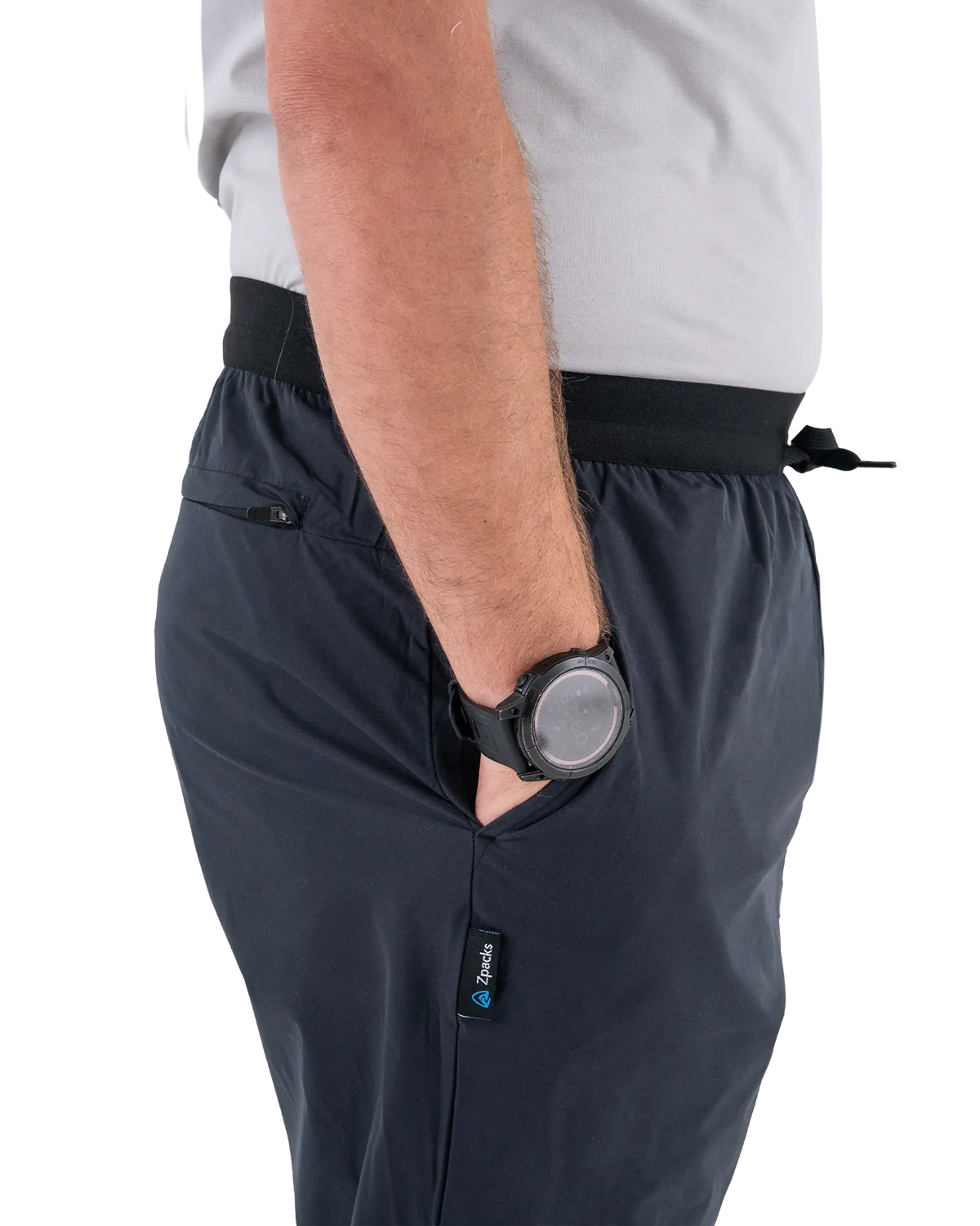Zpacks Trail Cool Joggers トレイルクール ジョガーパンツ 深めのフロントポケットに手を入れた様子（公式画像） - 山道具とULギアのお店 Ascend Lite