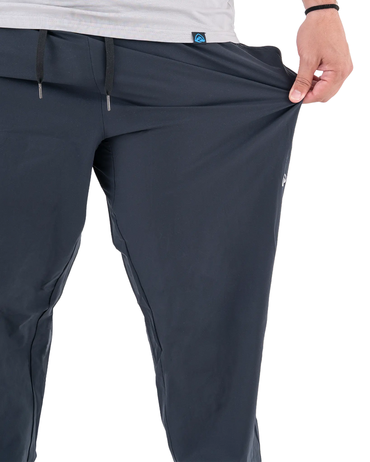 Zpacks Trail Cool Joggers トレイルクール ジョガーパンツ 生地を引っ張って伸縮性を見せたところ（公式画像） - 山道具とULギアのお店 Ascend Lite