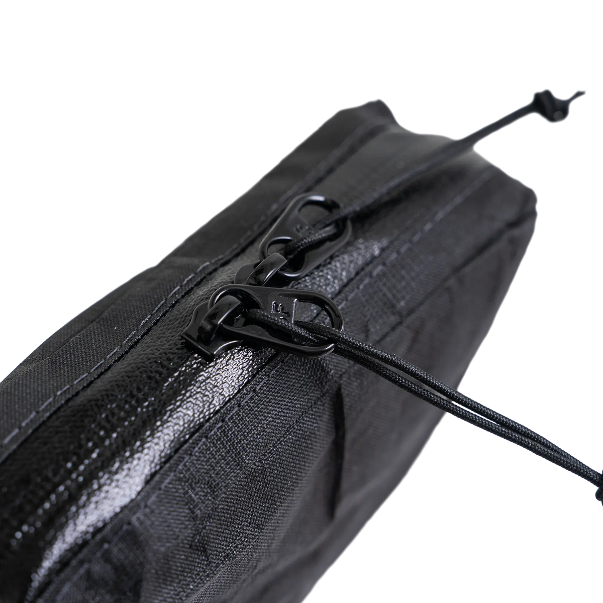 Zpacks Travel Utility Zip トラベルユーティリティジップ ブラック - 撥水ジッパーと引き手のクローズアップ（公式画像） - 山道具とULギアのお店 Ascend Lite