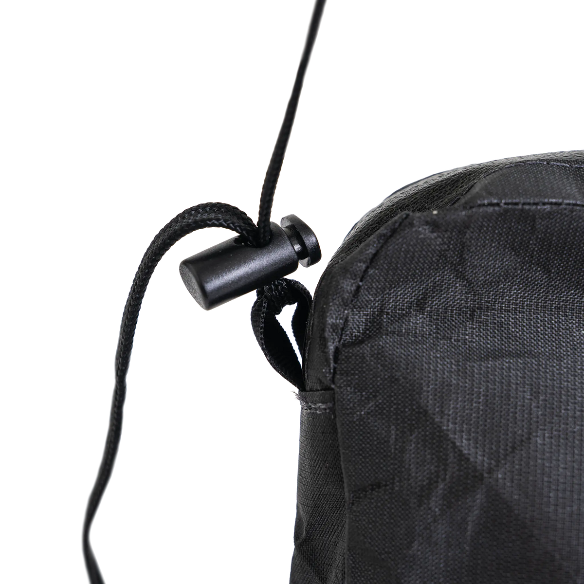 Zpacks Travel Utility Zip トラベルユーティリティジップ ブラック - ネックコードの長さを調節するコードロックのクローズアップ（公式画像） - 山道具とULギアのお店 Ascend Lite
