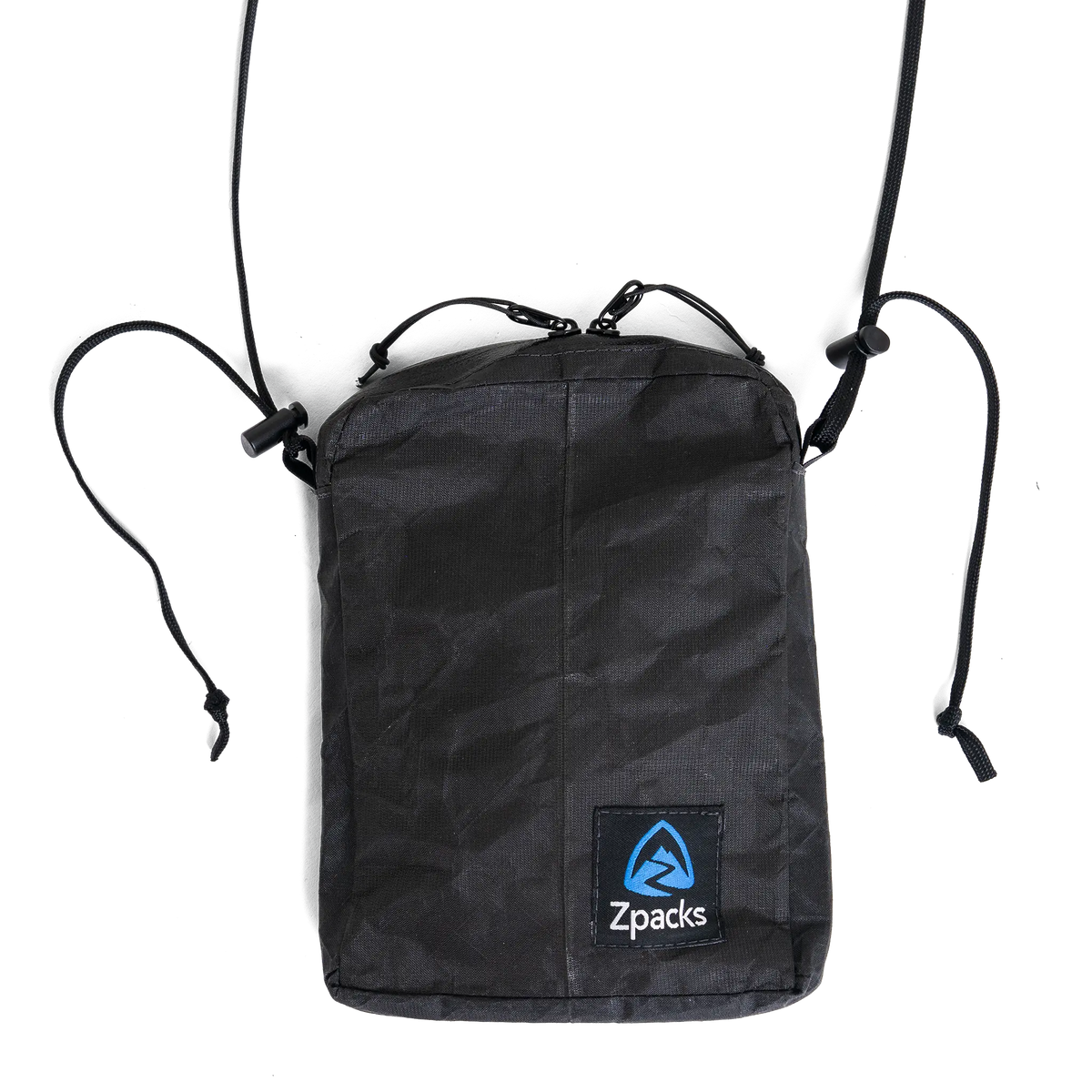 Zpacks Travel Utility Zip トラベルユーティリティジップ ブラック - 正面の全体。ネックコードを広げた状態とZpacksロゴパッチ（公式画像） - 山道具とULギアのお店 Ascend Lite