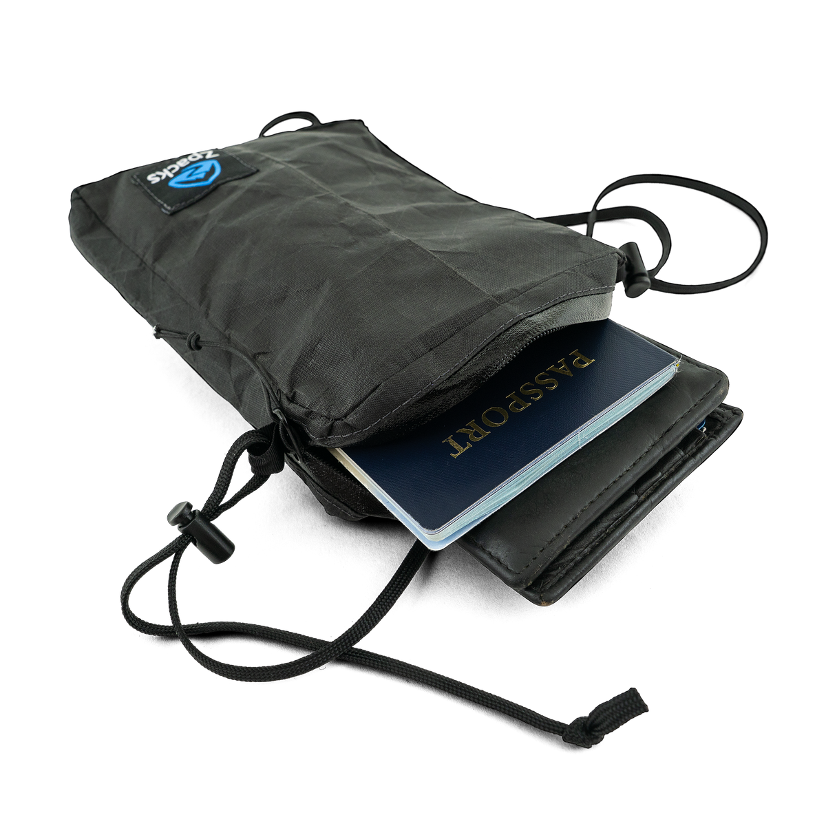 Zpacks Travel Utility Zip トラベルユーティリティジップ ブラック - 内ポケットにパスポートを入れた状態（公式画像） - 山道具とULギアのお店 Ascend Lite