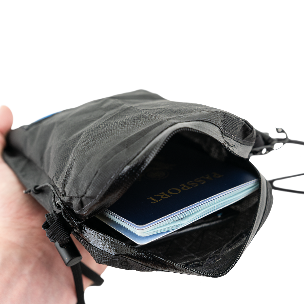 Zpacks Travel Utility Zip トラベルユーティリティジップ ブラック - ジッパーを開けて内ポケットのパスポートを見せたところ（公式画像） - 山道具とULギアのお店 Ascend Lite