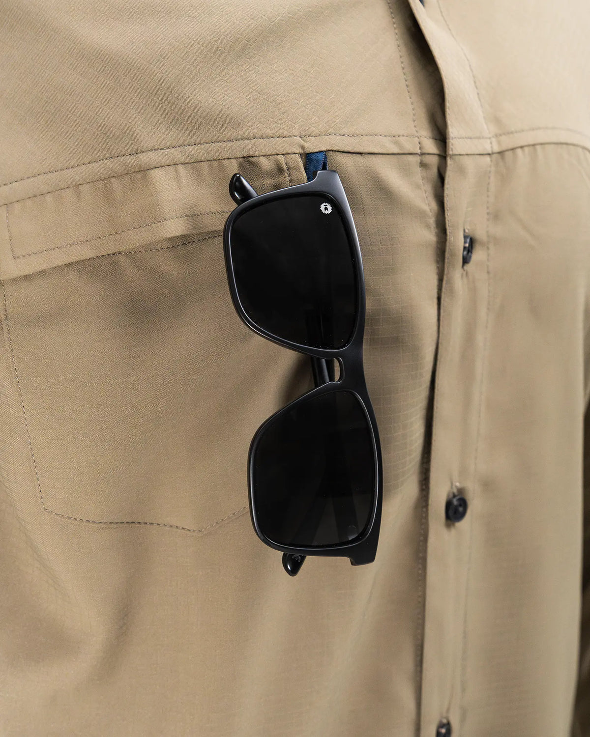 Zpacks x TownShirt Button Up Hiking Shirt タウンシャツ ボタンアップハイキングシャツ Olive Drab - 前立てのサングラスループにサングラスを掛けた状態（公式画像） - 山道具とULギアのお店 Ascend Lite