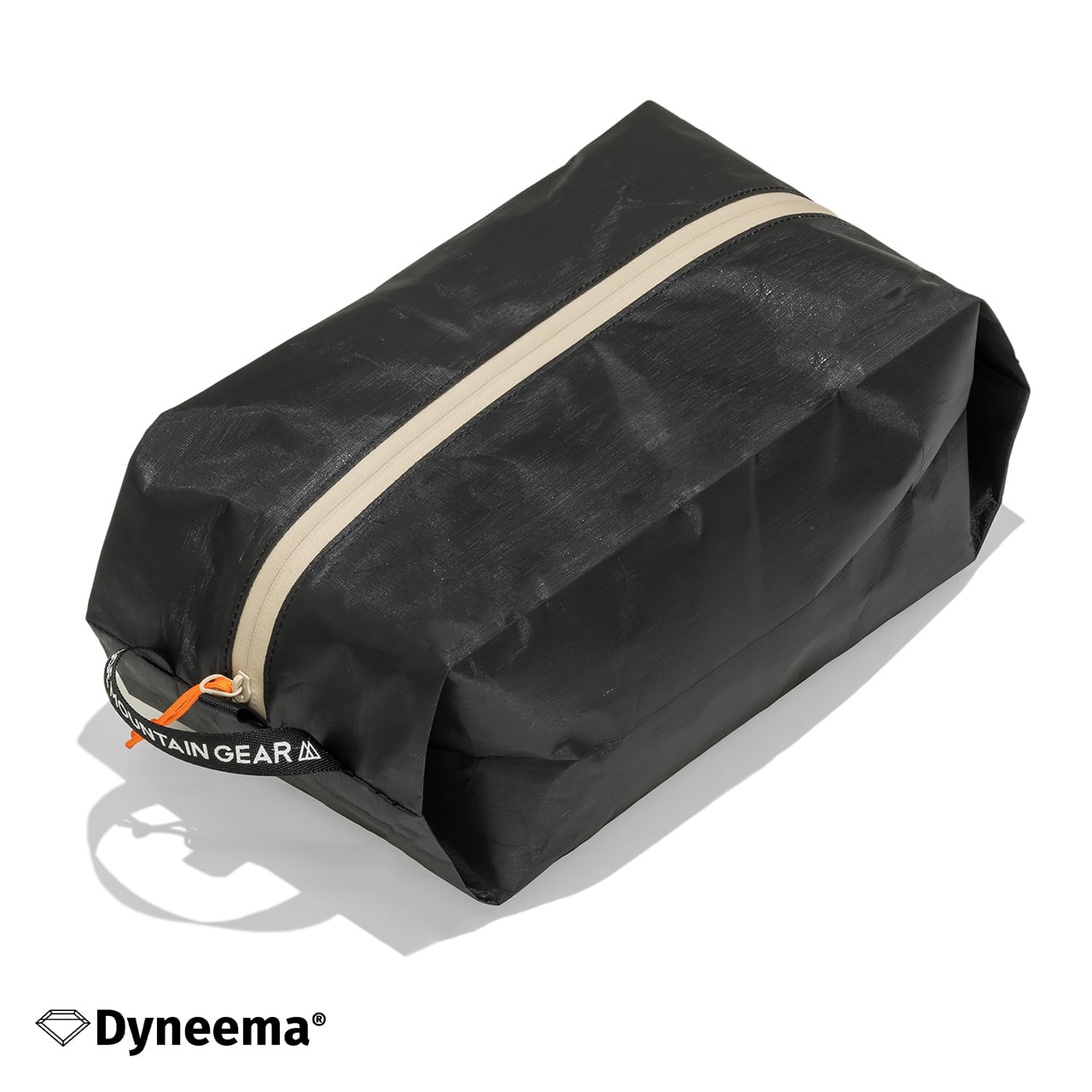 RIDGE MOUNTAIN GEAR Case L ケースL Solid Black 本体を斜め上から見た全体像とDyneema素材ロゴ（公式画像） - 山道具とULギアのお店 Ascend Lite