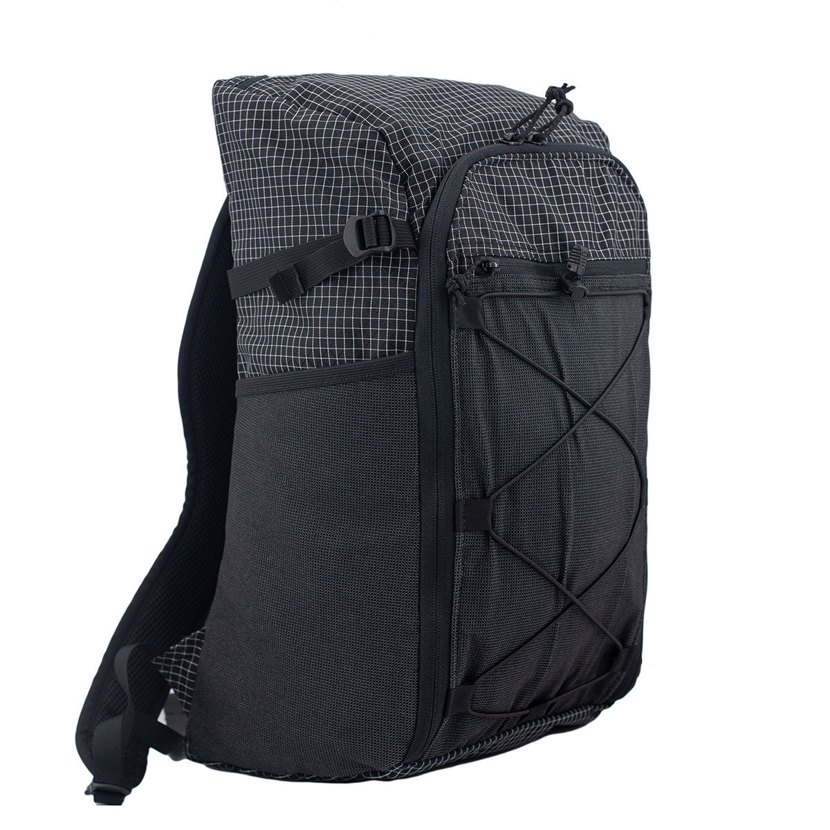 ULA Equipment 30L Dragonfly ドラゴンフライ Black Robic 斜め右前からの全体。グリッド柄の上部パネルとフロントのストレッチメッシュポケット、X字バンジーコード（公式画像） - 山道具とULギアのお店 Ascend Lite