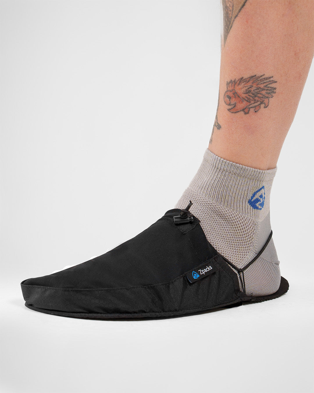 Zpacks Ultralight Camp Shoes ウルトラライトキャンプシューズ 靴下の上からの着用 側面 - ソックスを履いたままでも履ける - 山道具とULギアのお店 Ascend Lite