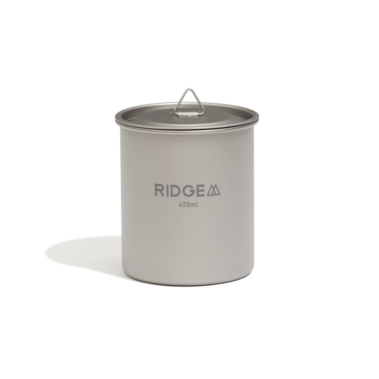 RIDGE MOUNTAIN GEAR Titanium Mug 450ml チタンマグ450ml リッドを装着し折りたたみつまみを立てた白背景の正面（公式画像） - 山道具とULギアのお店 Ascend Lite