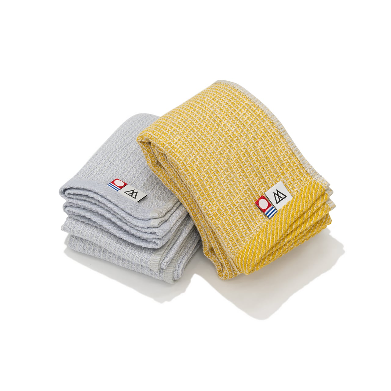 RIDGE MOUNTAIN GEAR Waffle Neck Wrap Towel ワッフルネックラップタオル Fog Blue と Dry Wheat の2色をたたんで並べ今治タオル認定タグを見せた2色展開（公式画像） - 山道具とULギアのお店 Ascend Lite