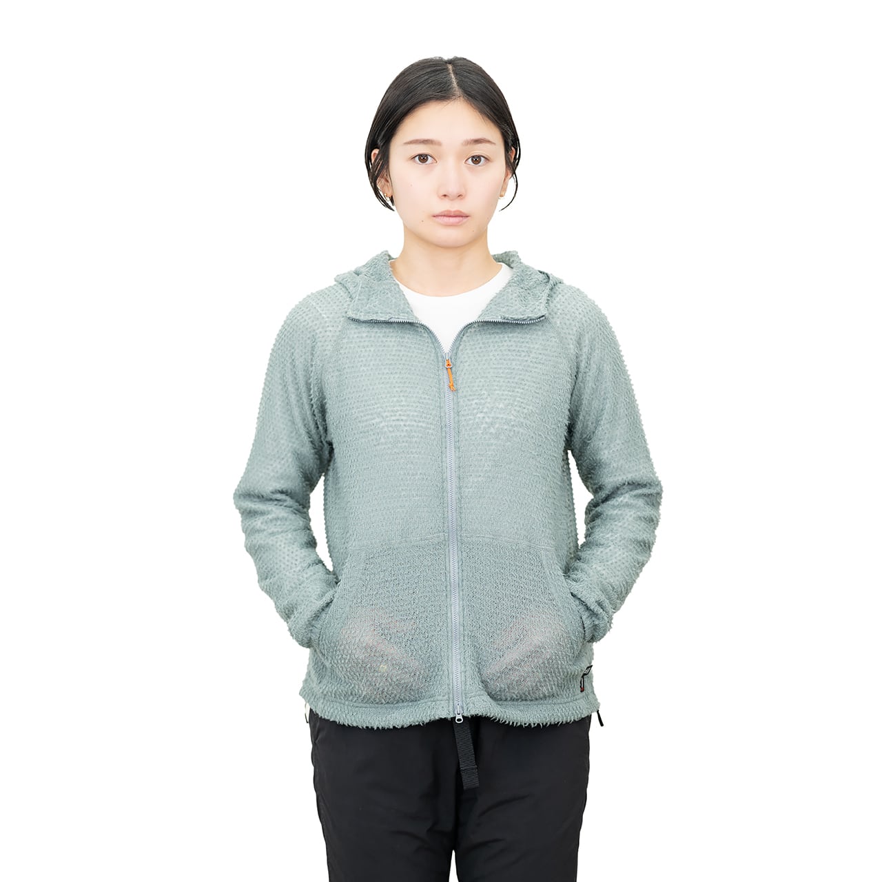 RIDGE MOUNTAIN GEAR Alpha Full Zip Hoodie アルファフルジップフーディ 女性モデルがカンガルーポケットに両手を入れた上半身のフィット感（Sage Mist・公式画像） - 山道具とULギアのお店 Ascend Lite