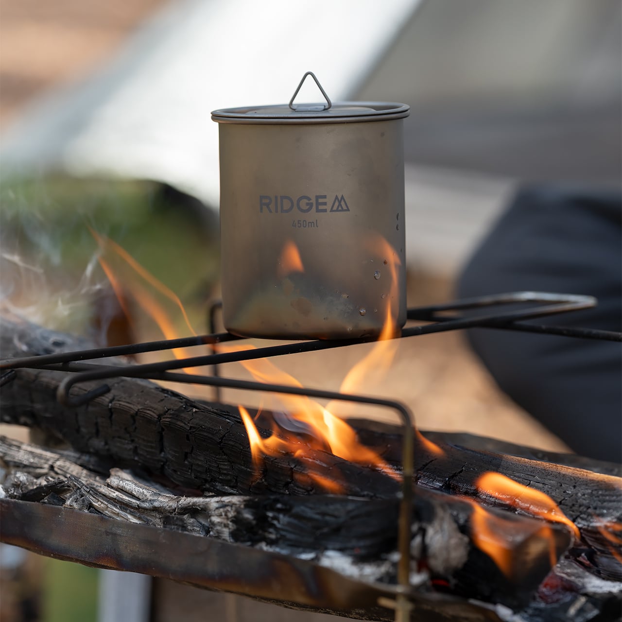 RIDGE MOUNTAIN GEAR Titanium Mug 450ml チタンマグ450ml 焚き火の五徳にのせて湯を沸かす使用例（公式画像） - 山道具とULギアのお店 Ascend Lite