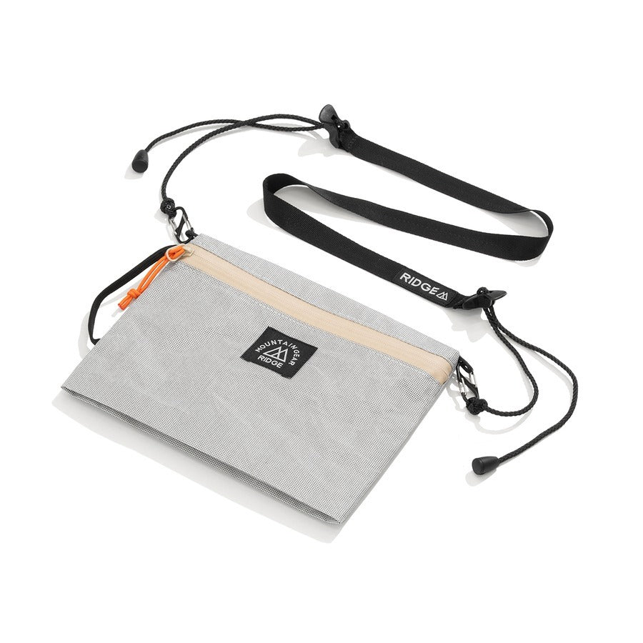 RIDGE MOUNTAIN GEAR Shoulder Strap Tough ショルダーストラップタフ Travel Pouch Plusに取り付けてショルダーバッグにした状態（ポーチは別売・公式画像） - 山道具とULギアのお店 Ascend Lite