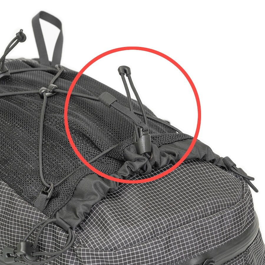 RIDGE MOUNTAIN GEAR One Mile MP ワンマイルMP フロントメッシュポケット上端のドローコードとコードロックを赤丸で示したクローズアップ（公式画像） - 山道具とULギアのお店 Ascend Lite