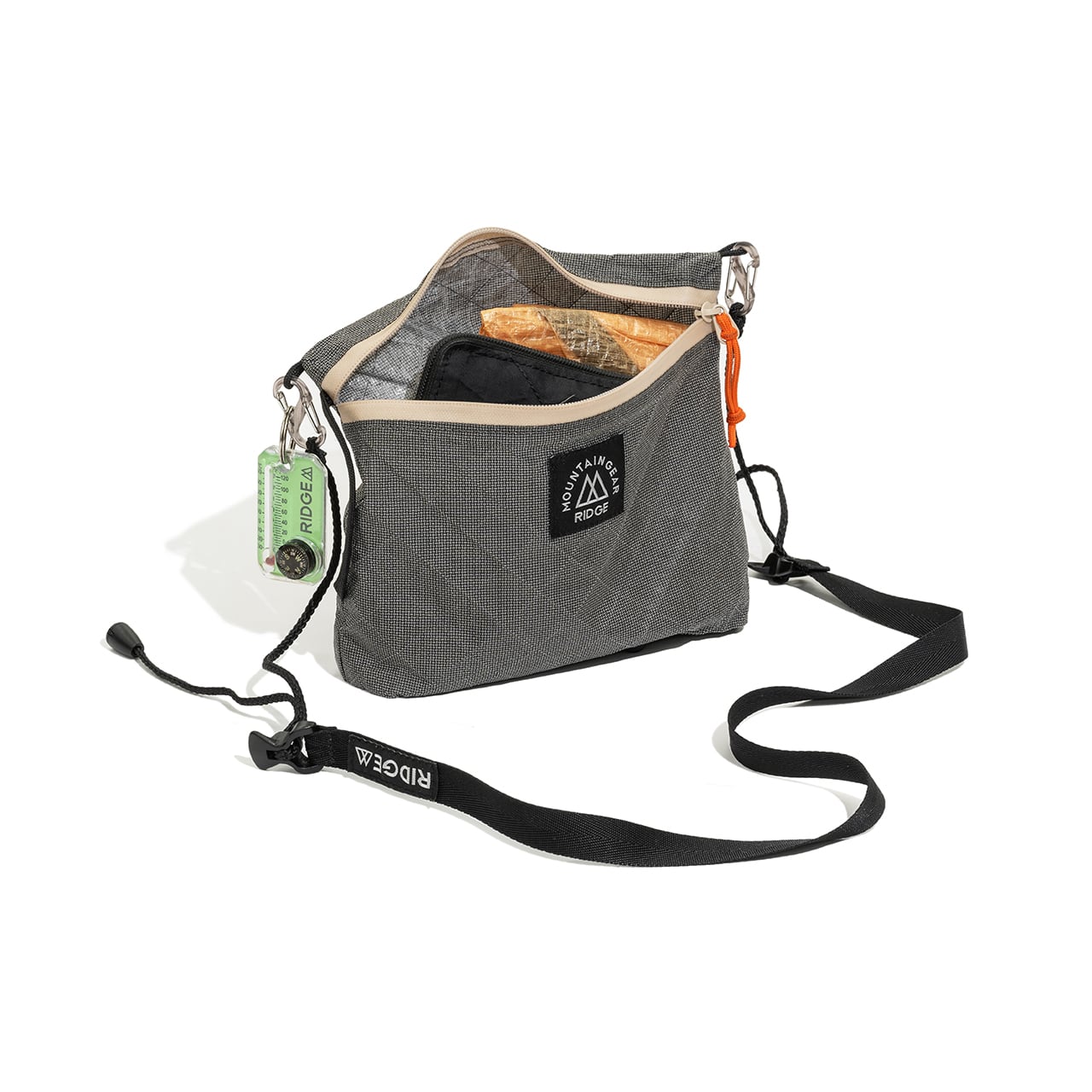 RIDGE MOUNTAIN GEAR Travel Pouch Plus トラベルポーチプラス ULTRA 100X にストラップを付けファスナーを開けて小物と行動食を収納した状態（公式画像） - 山道具とULギアのお店 Ascend Lite