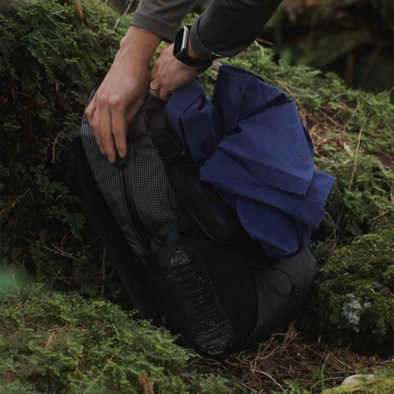 RIDGE MOUNTAIN GEAR One Mile MP ワンマイルMP フロントのメッシュポケットにウィンドシェルを収める様子（公式画像） - 山道具とULギアのお店 Ascend Lite