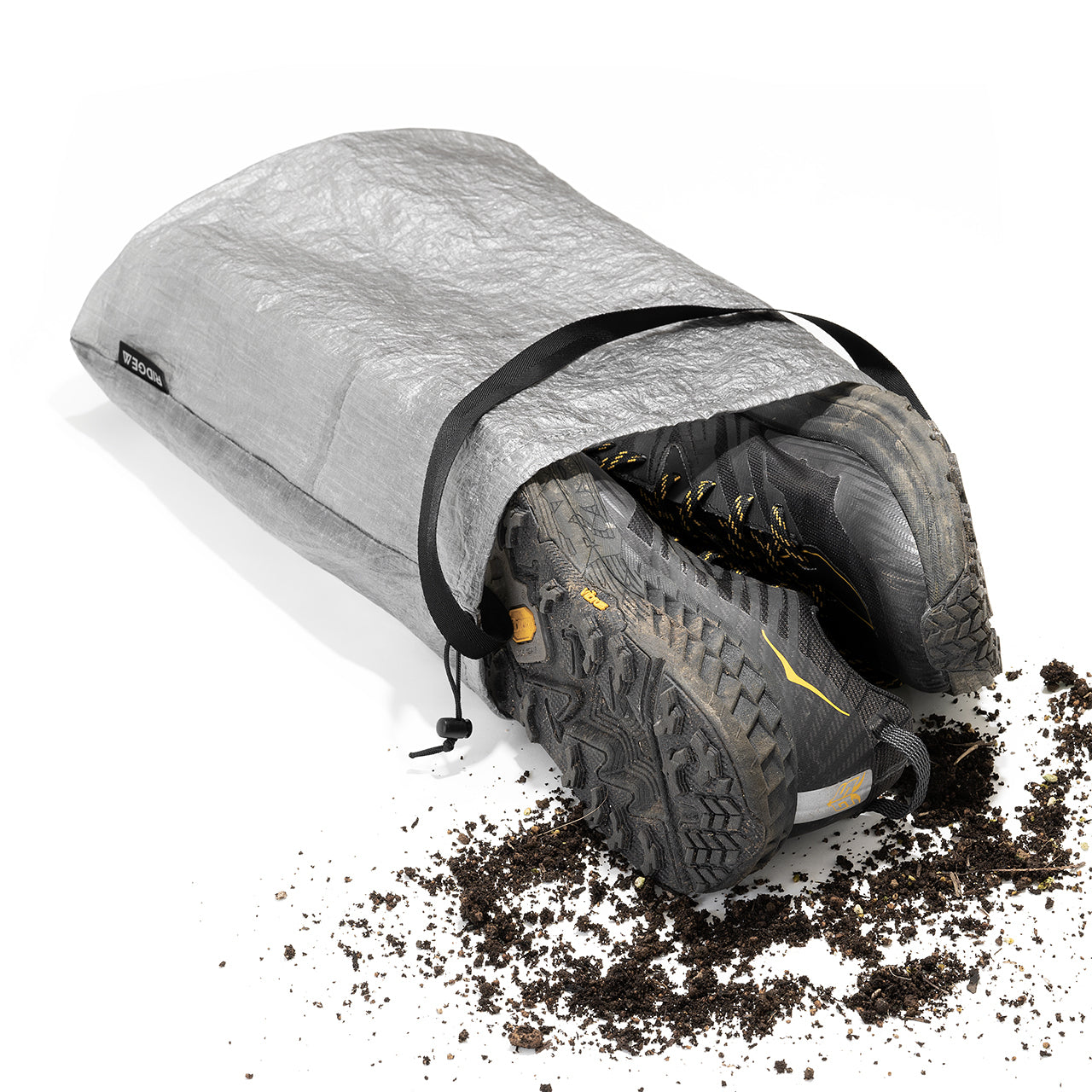 RIDGE MOUNTAIN GEAR Stuff Sack スタッフサック 泥で汚れたスニーカーを収納する例（公式画像） - 山道具とULギアのお店 Ascend Lite