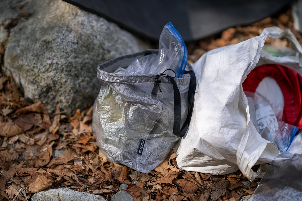 RIDGE MOUNTAIN GEAR Stuff Sack スタッフサック ゴミの持ち帰りに使用した例（公式画像） - 山道具とULギアのお店 Ascend Lite