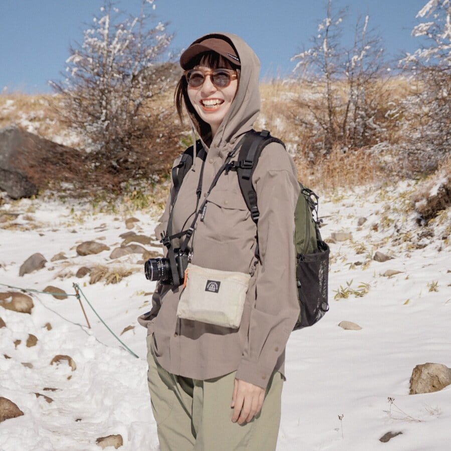 RIDGE MOUNTAIN GEAR Travel Pouch Plus トラベルポーチプラス 冬山でショルダーハーネスに付けた使用シーン（公式画像） - 山道具とULギアのお店 Ascend Lite