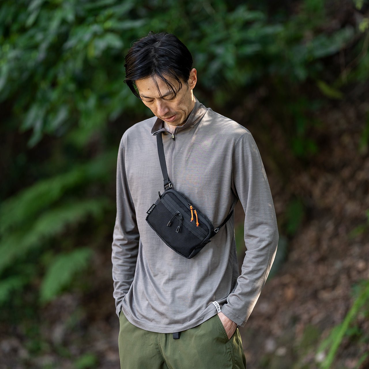 RIDGE MOUNTAIN GEAR Side Increase サイドインクリース 別売ウエストベルトで斜めがけして着用した様子（公式画像） - 山道具とULギアのお店 Ascend Lite