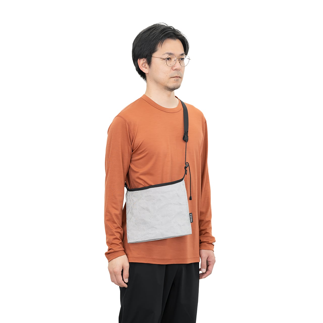 RIDGE MOUNTAIN GEAR Sacoche サコッシュ 着用例 斜めがけして腰の高さで提げた状態を斜め前から（Glacier Grey・公式画像） - 山道具とULギアのお店 Ascend Lite
