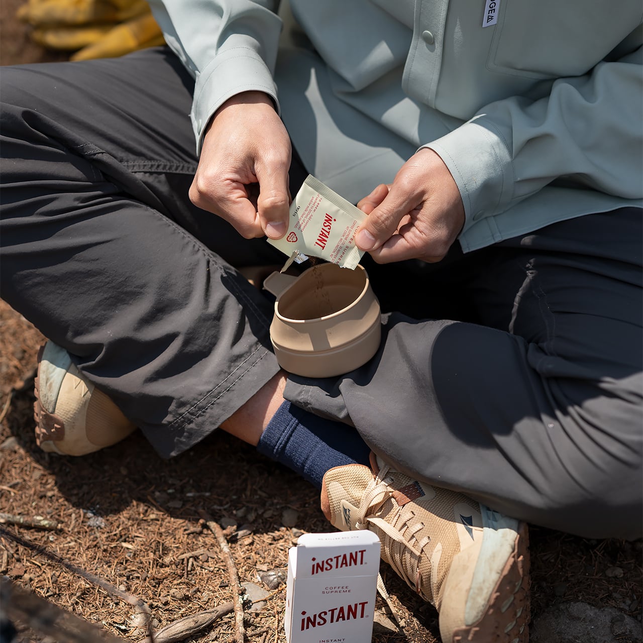 RIDGE MOUNTAIN GEAR Titanium Mug 450ml チタンマグ450ml 屋外でカップに注ぐ使用例（公式画像） - 山道具とULギアのお店 Ascend Lite