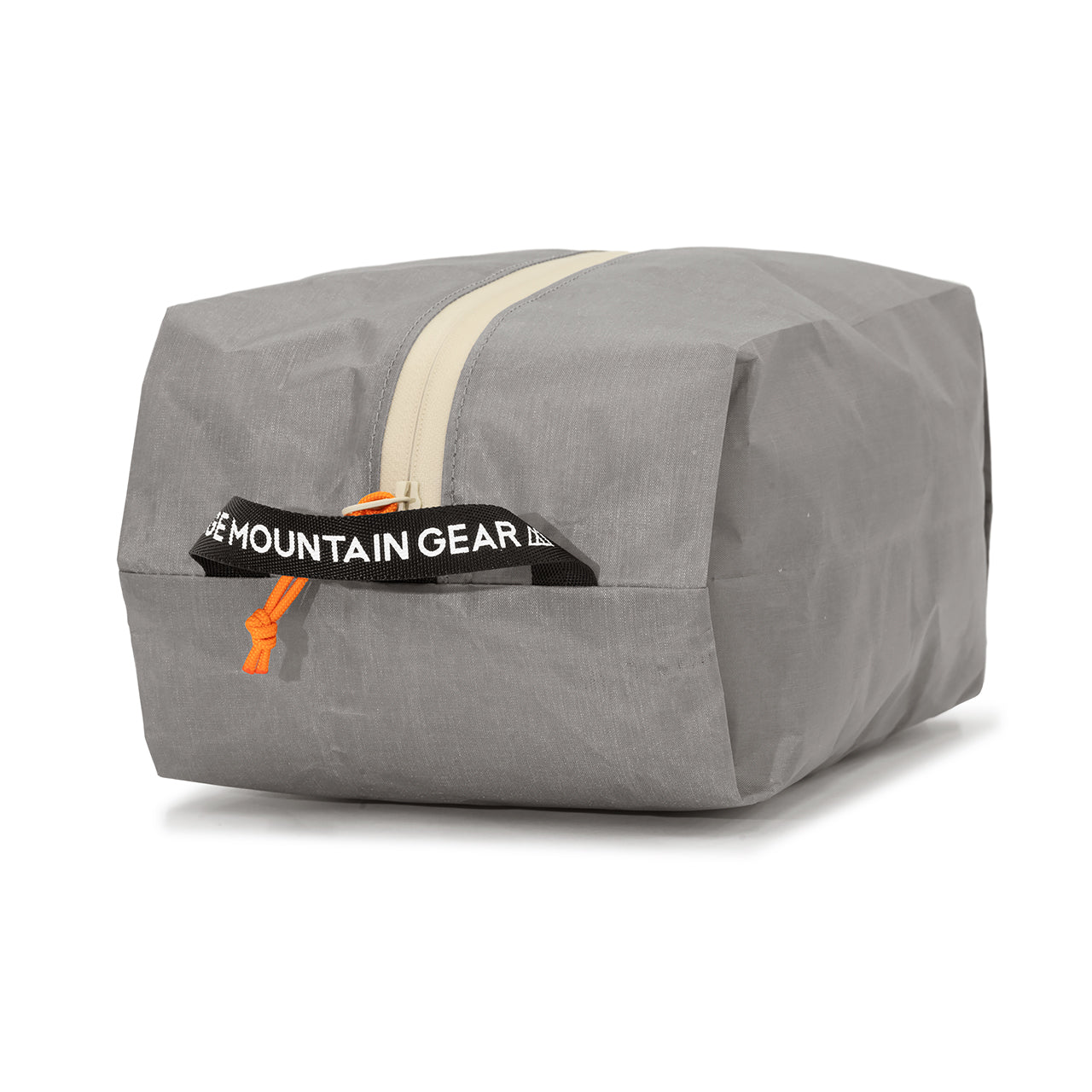 RIDGE MOUNTAIN GEAR Case L ケースL Nickel Grey 本体を斜め横から見たファスナーを閉じた状態とブランドロゴテープ（公式画像） - 山道具とULギアのお店 Ascend Lite