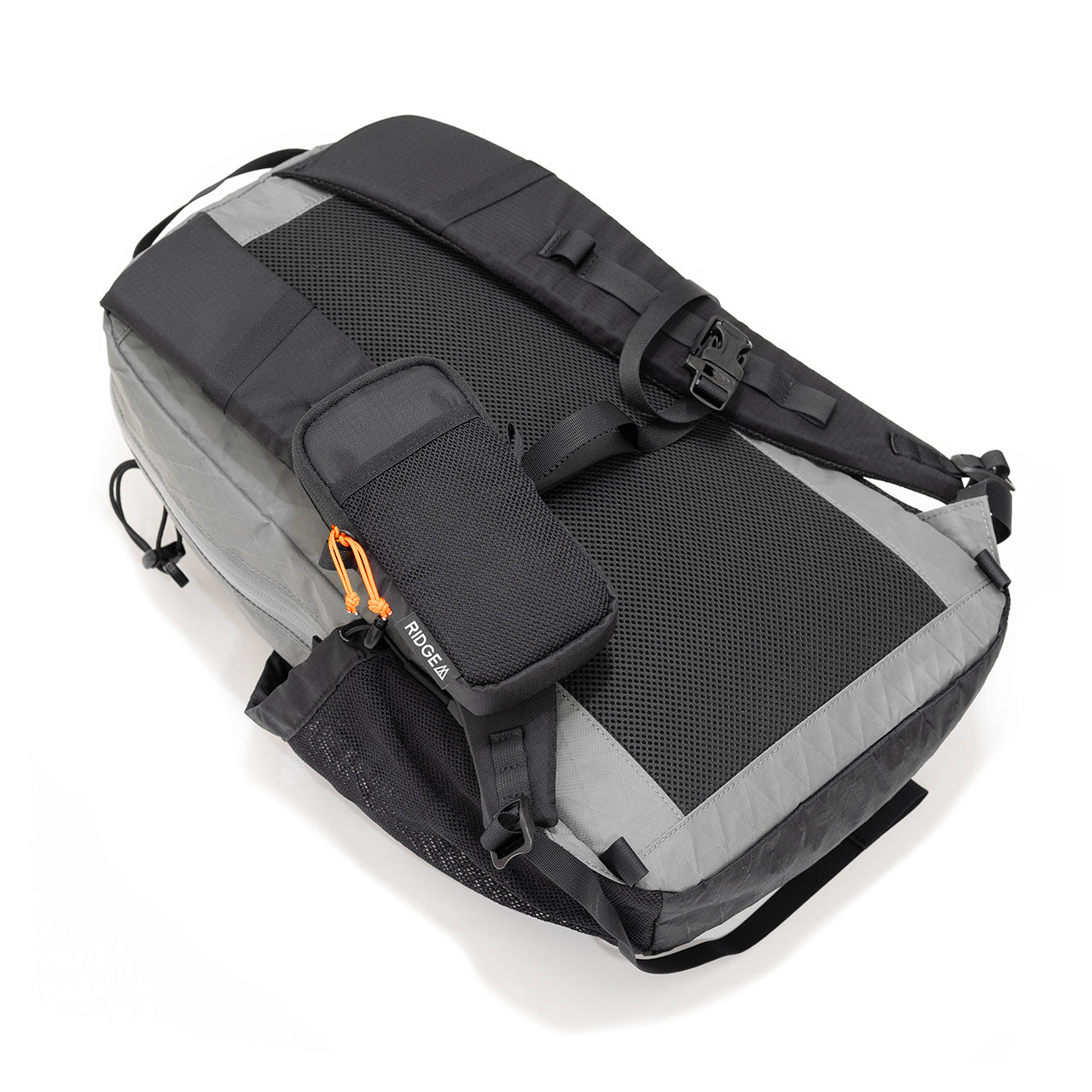 RIDGE MOUNTAIN GEAR Chest Increase チェストインクリース バックパックのショルダーハーネスに装着した状態（背面側から）（公式画像） - 山道具とULギアのお店 Ascend Lite